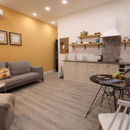 Hotelise I Blue-Poppy Apartment Yerevan Bagian luar foto