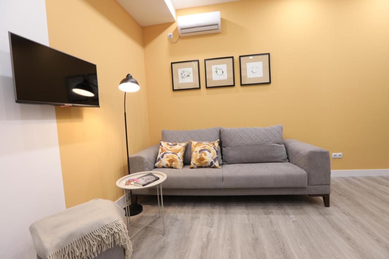 Hotelise I Blue-Poppy Apartment Yerevan Bagian luar foto