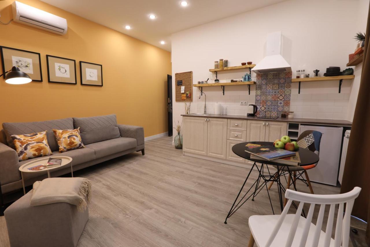 Hotelise I Blue-Poppy Apartment Yerevan Bagian luar foto