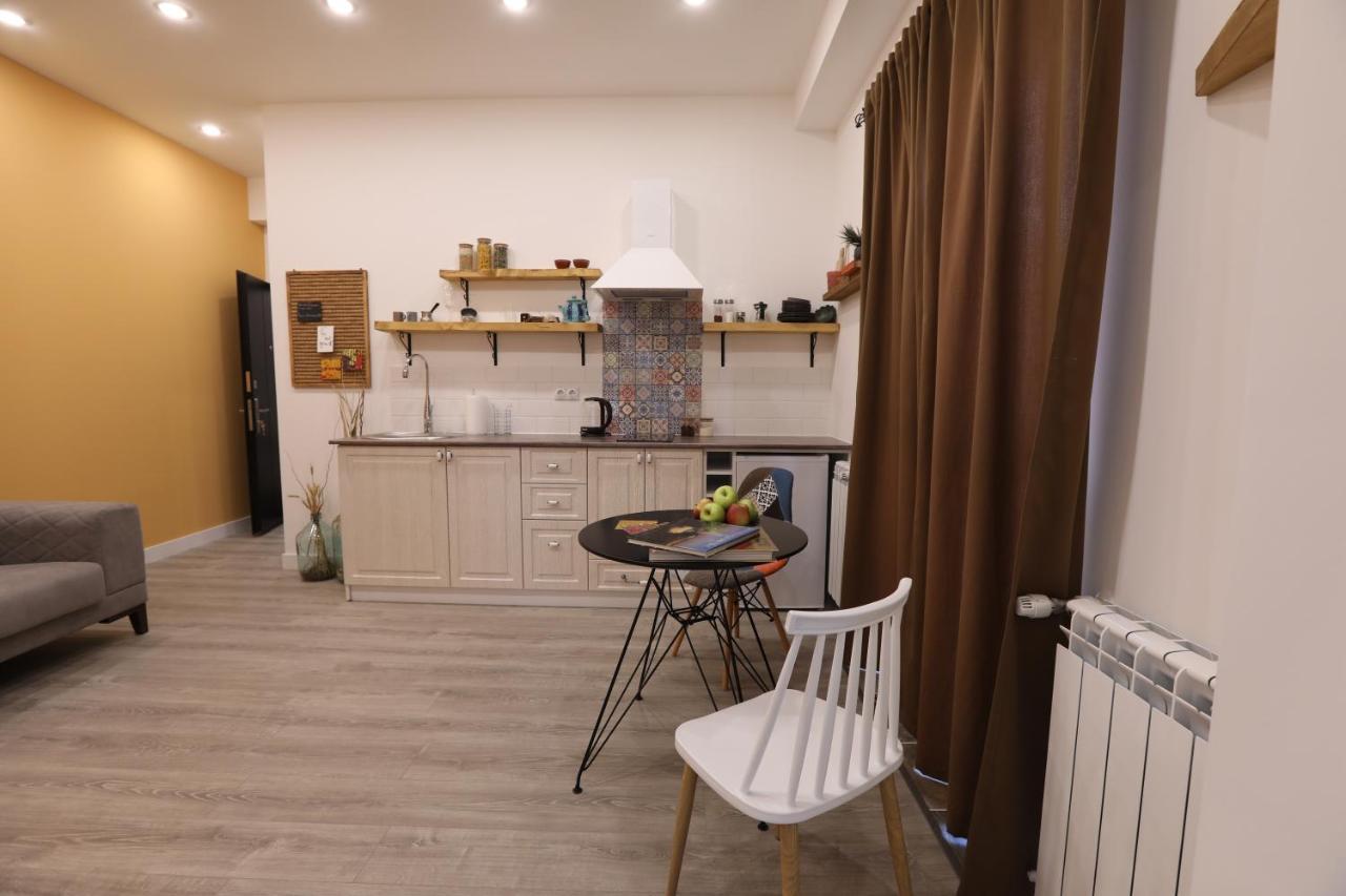 Hotelise I Blue-Poppy Apartment Yerevan Bagian luar foto