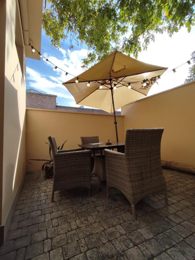 Hotelise I Blue-Poppy Apartment Yerevan Bagian luar foto