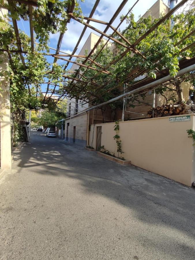 Hotelise I Blue-Poppy Apartment Yerevan Bagian luar foto