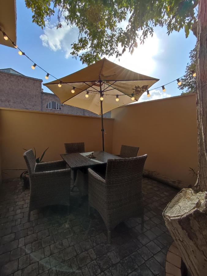 Hotelise I Blue-Poppy Apartment Yerevan Bagian luar foto