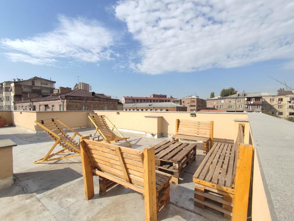 Hotelise I Blue-Poppy Apartment Yerevan Bagian luar foto