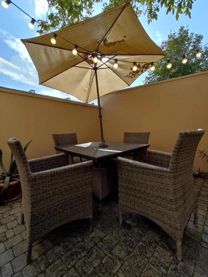 Hotelise I Blue-Poppy Apartment Yerevan Bagian luar foto